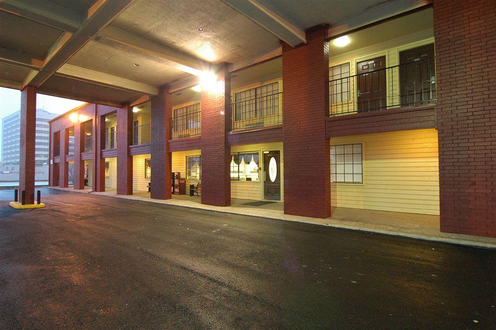 Days Inn By Wyndham College Station University Drive Bagian luar foto