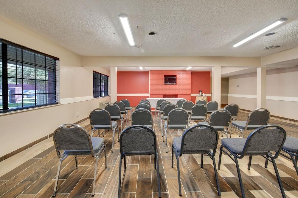 Days Inn By Wyndham College Station University Drive Bagian luar foto
