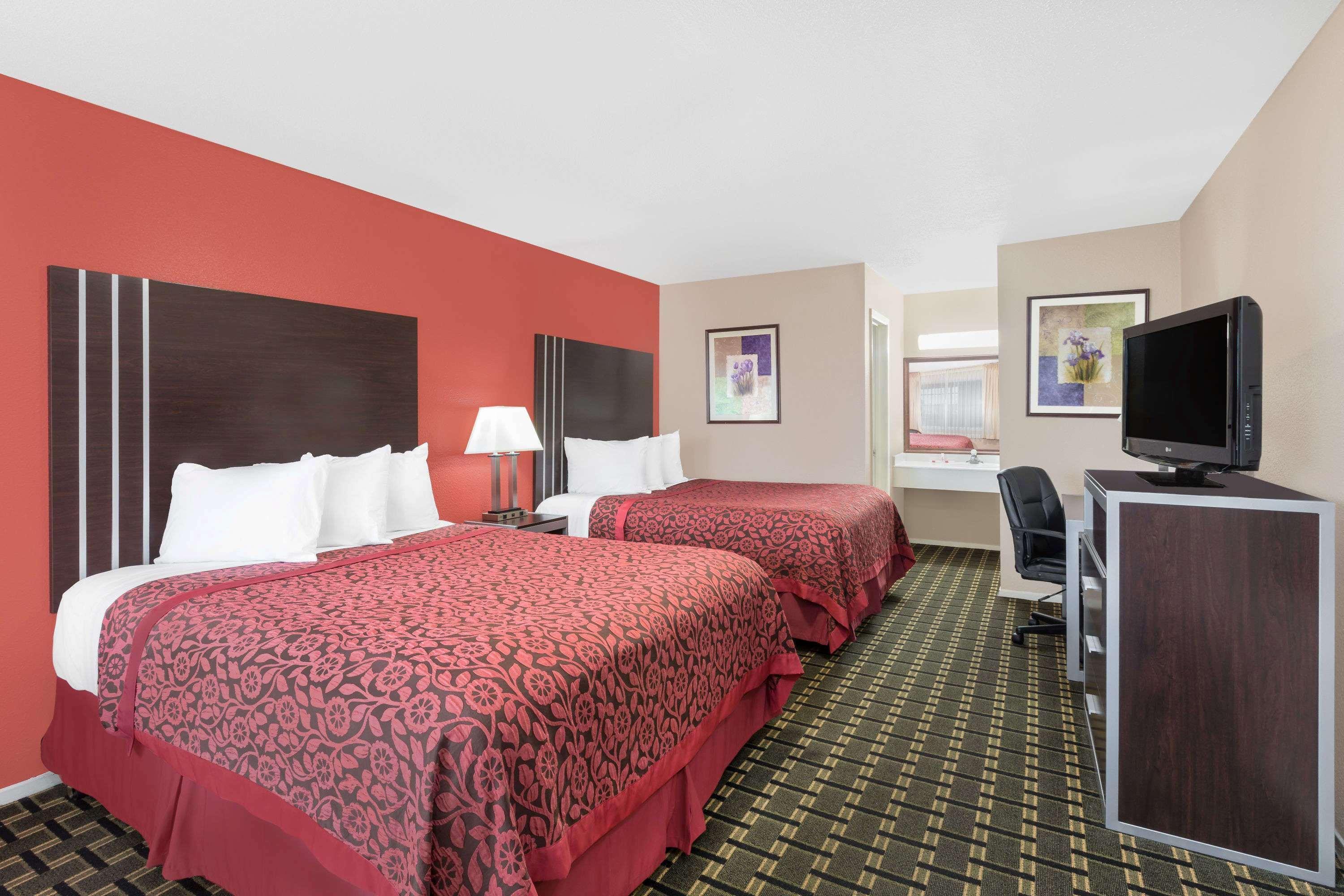 Days Inn By Wyndham College Station University Drive Bagian luar foto