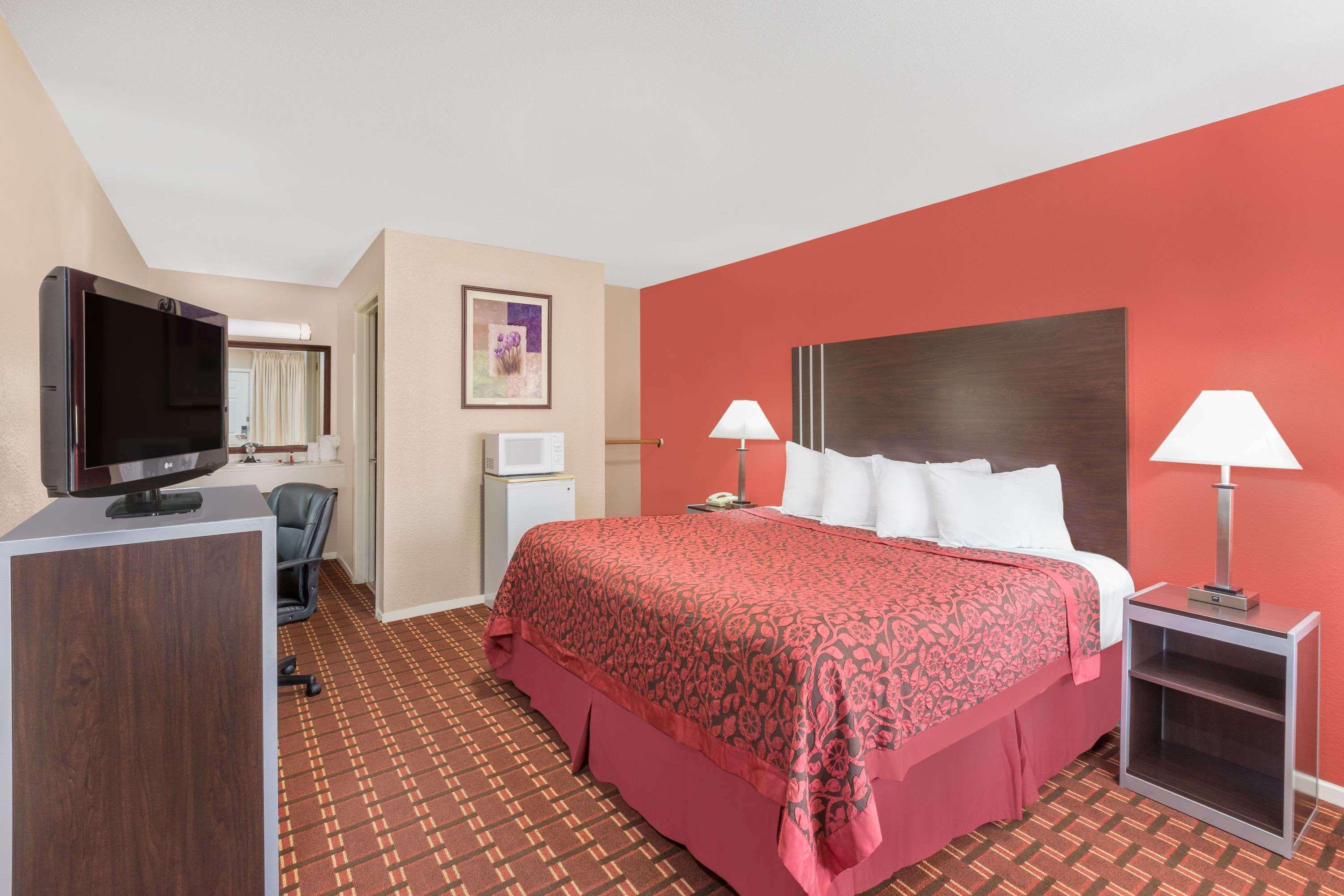 Days Inn By Wyndham College Station University Drive Bagian luar foto