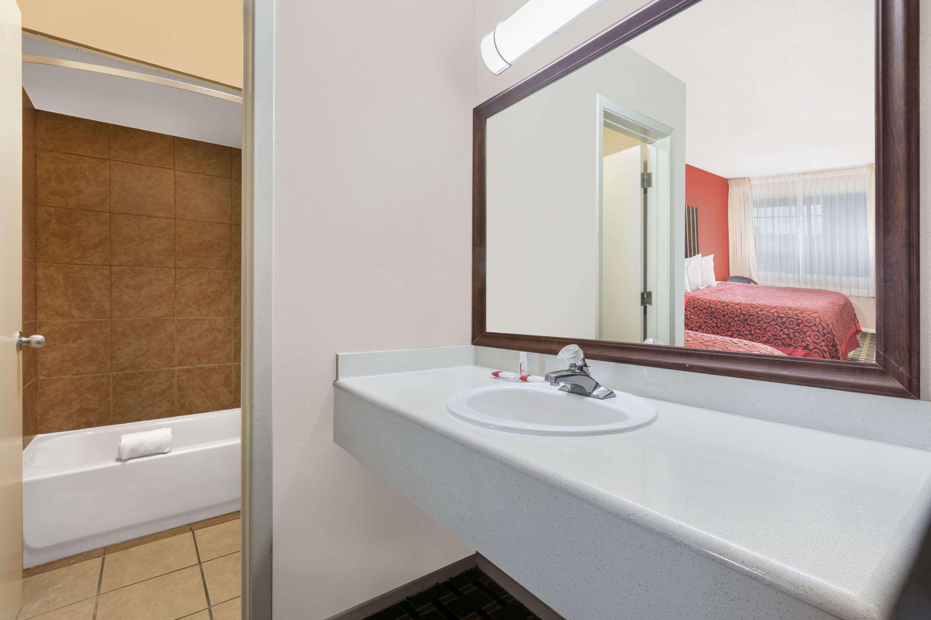 Days Inn By Wyndham College Station University Drive Bagian luar foto