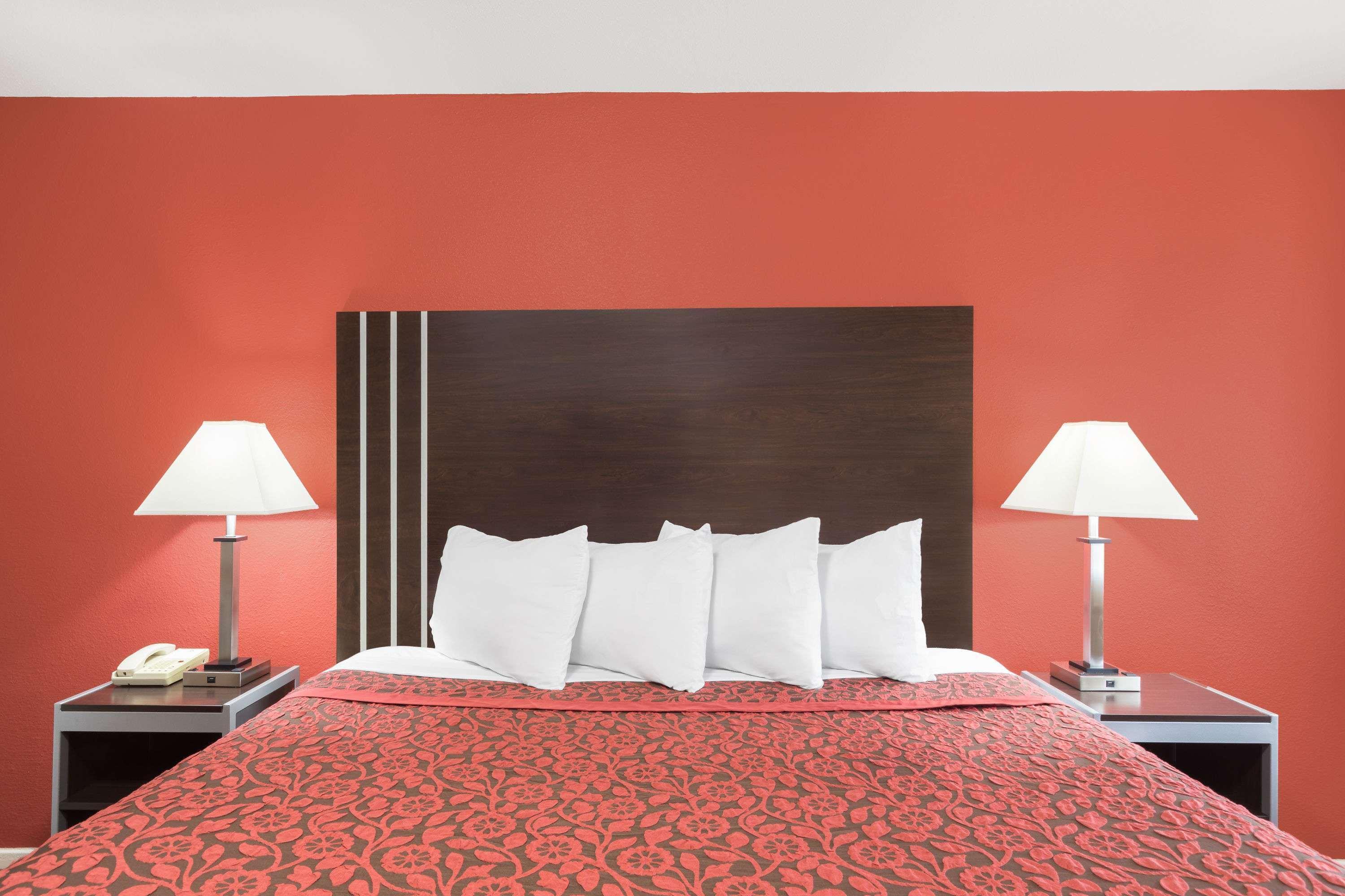 Days Inn By Wyndham College Station University Drive Bagian luar foto