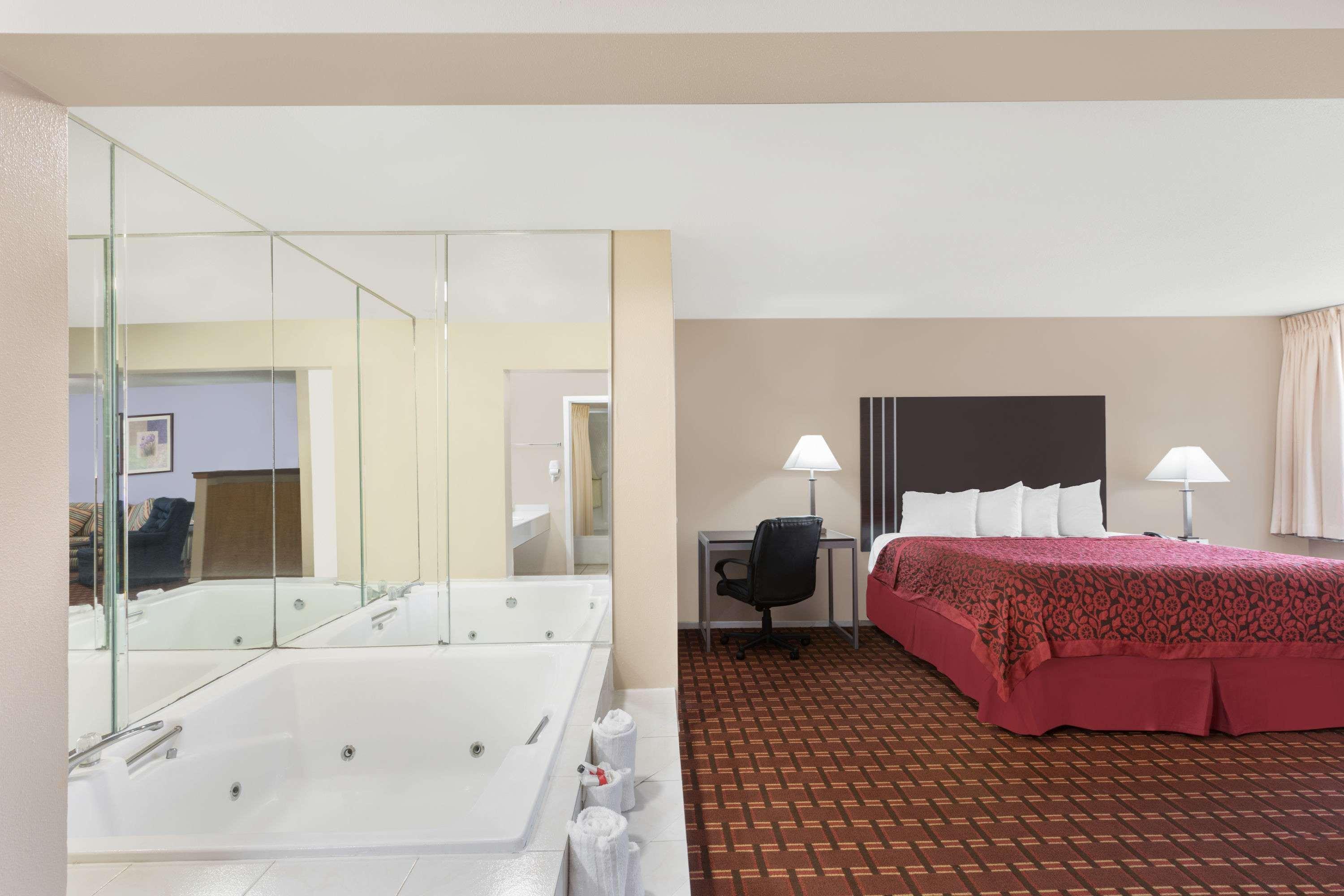 Days Inn By Wyndham College Station University Drive Bagian luar foto