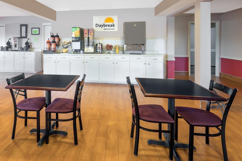 Days Inn By Wyndham College Station University Drive Bagian luar foto