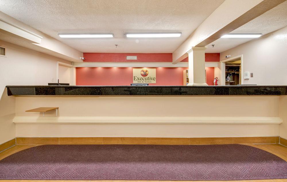 Days Inn By Wyndham College Station University Drive Bagian luar foto