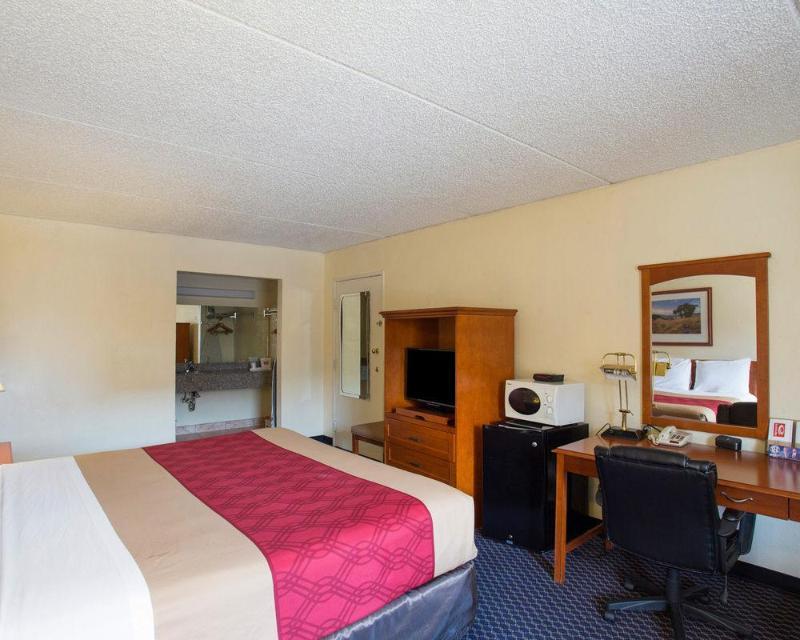 Days Inn By Wyndham College Station University Drive Bagian luar foto