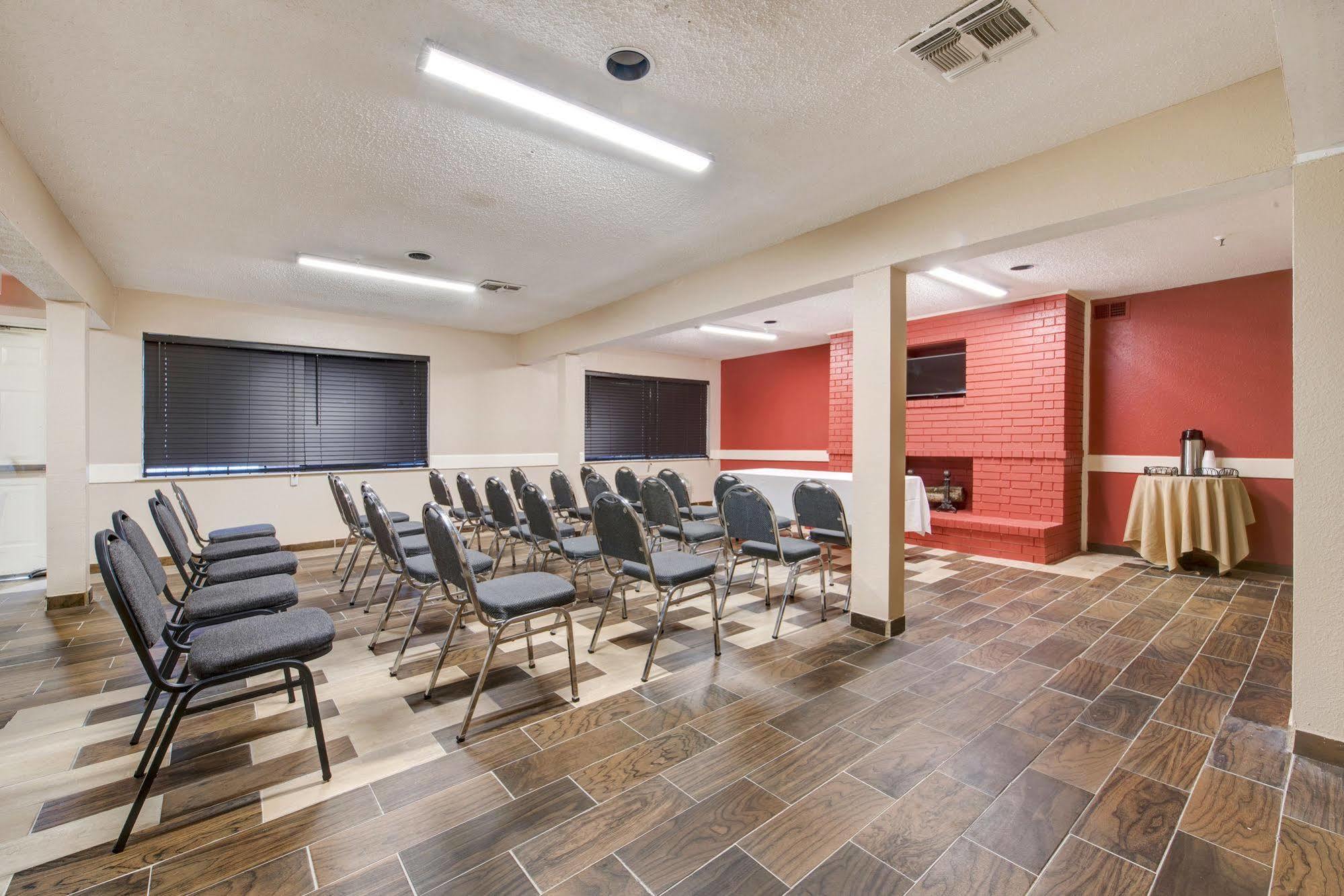 Days Inn By Wyndham College Station University Drive Bagian luar foto