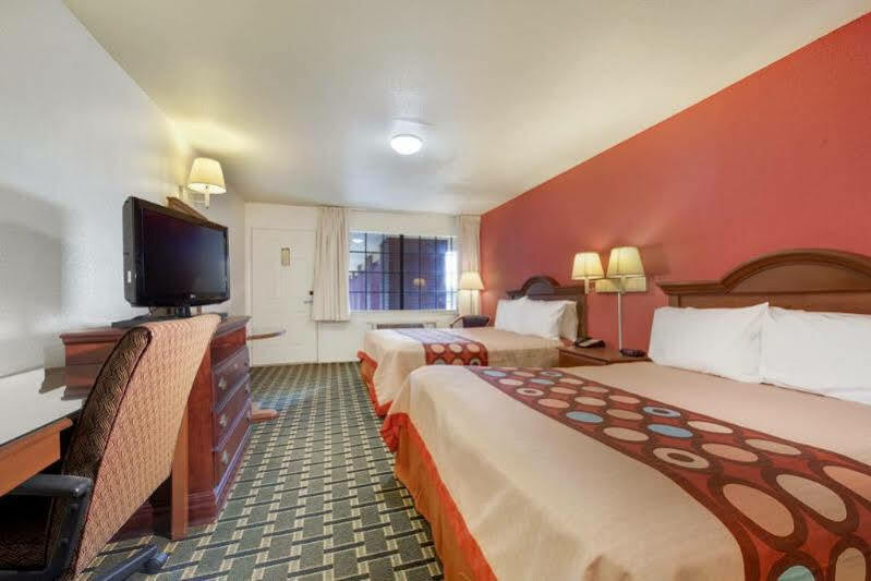 Days Inn By Wyndham College Station University Drive Bagian luar foto